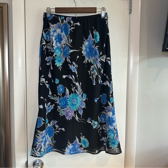 Studio I Y2K Set. Size: 12. Blue and Black Floral. - Picture 5 of 9